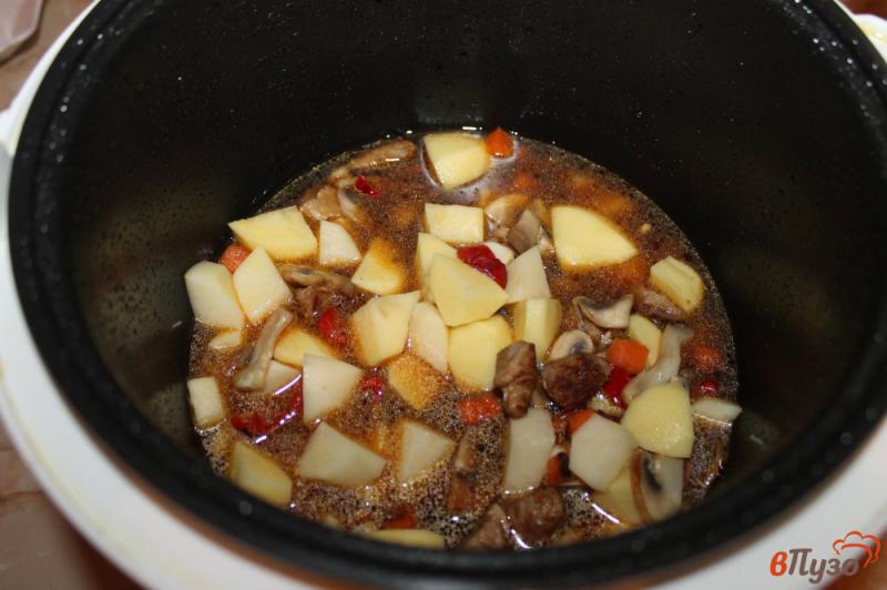 Фото приготовление рецепта: Картофель с мясом и грибами в мультиварке шаг №5