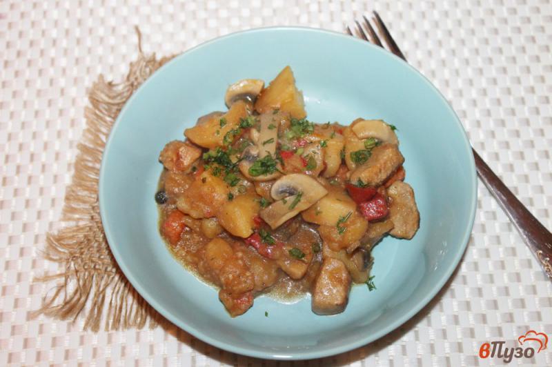 Фото приготовление рецепта: Картофель с мясом и грибами в мультиварке шаг №6