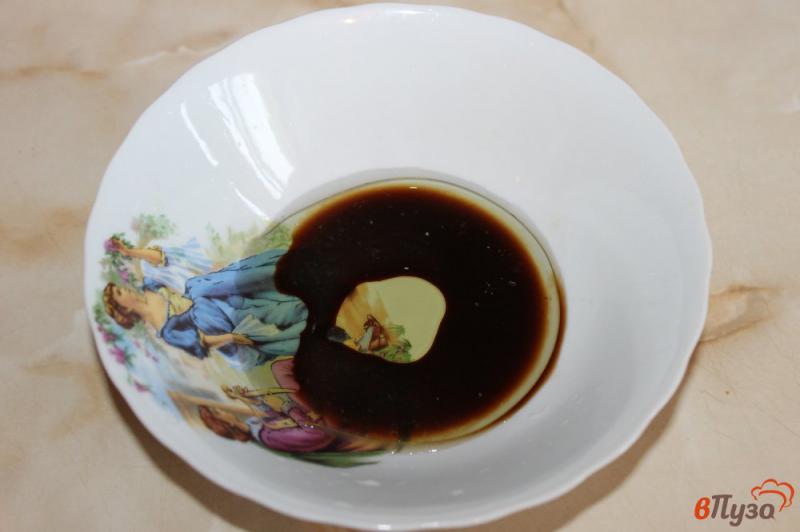 Фото приготовление рецепта: Салат из рукколы с помидорами под кисло - сладким соусом шаг №4