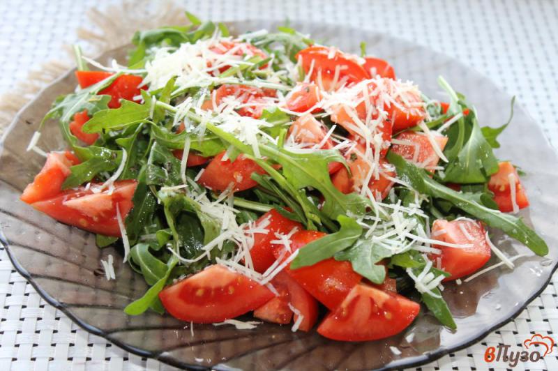 Фото приготовление рецепта: Салат из рукколы с помидорами под кисло - сладким соусом шаг №6