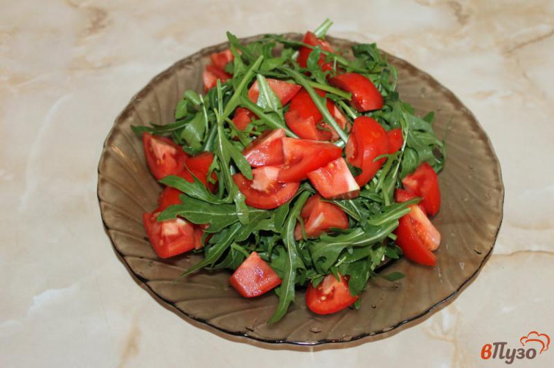 Фото приготовление рецепта: Салат из рукколы с помидорами под кисло - сладким соусом шаг №3