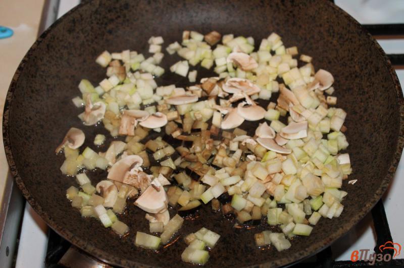 Фото приготовление рецепта: Кус - кус с грибами и баклажаном шаг №3