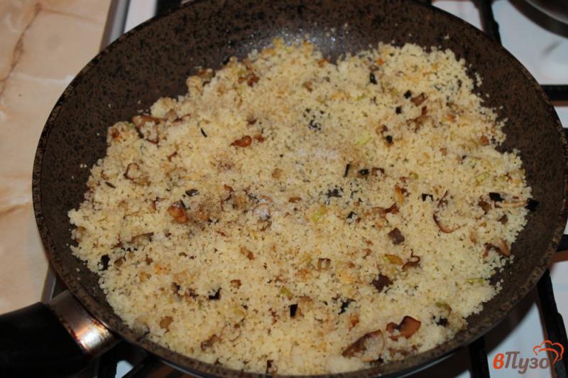 Фото приготовление рецепта: Кус - кус с грибами и баклажаном шаг №4