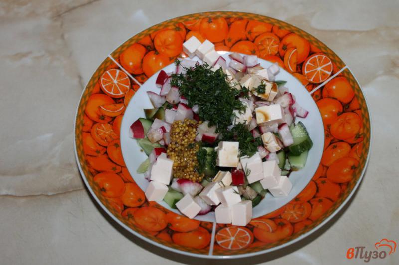 Фото приготовление рецепта: Салат из огурца и редиса с сыром шаг №4