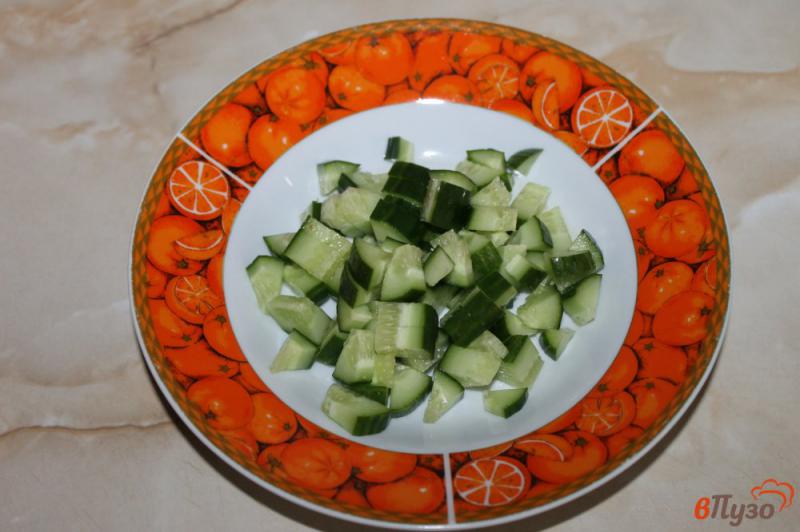 Фото приготовление рецепта: Салат из огурца и редиса с сыром шаг №1