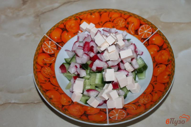 Фото приготовление рецепта: Салат из огурца и редиса с сыром шаг №3