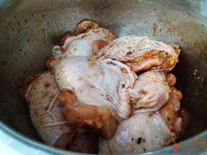 Фото приготовление рецепта: Запеченные пряные куриные бедрышки шаг №4