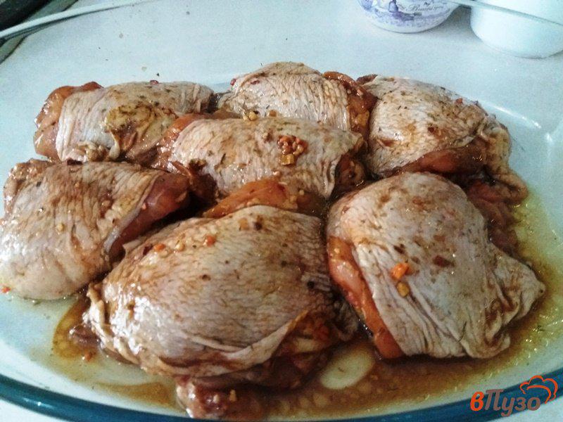 Фото приготовление рецепта: Запеченные пряные куриные бедрышки шаг №5