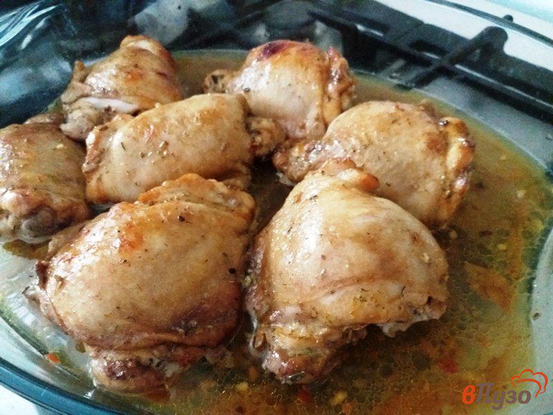 Фото приготовление рецепта: Запеченные пряные куриные бедрышки шаг №7
