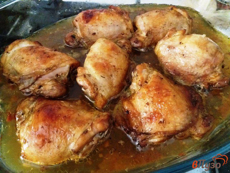 Фото приготовление рецепта: Запеченные пряные куриные бедрышки шаг №8
