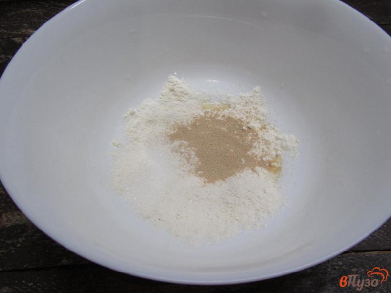 Фото приготовление рецепта: Лепешка с жареным луком и грибами шаг №1
