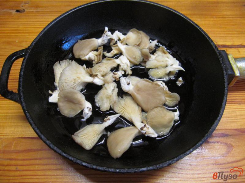 Фото приготовление рецепта: Лепешка с жареным луком и грибами шаг №8