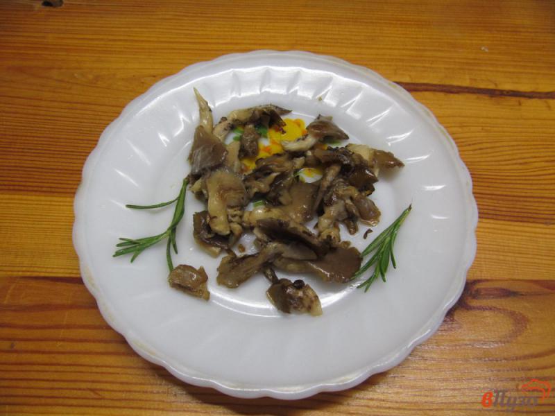 Фото приготовление рецепта: Лепешка с жареным луком и грибами шаг №9