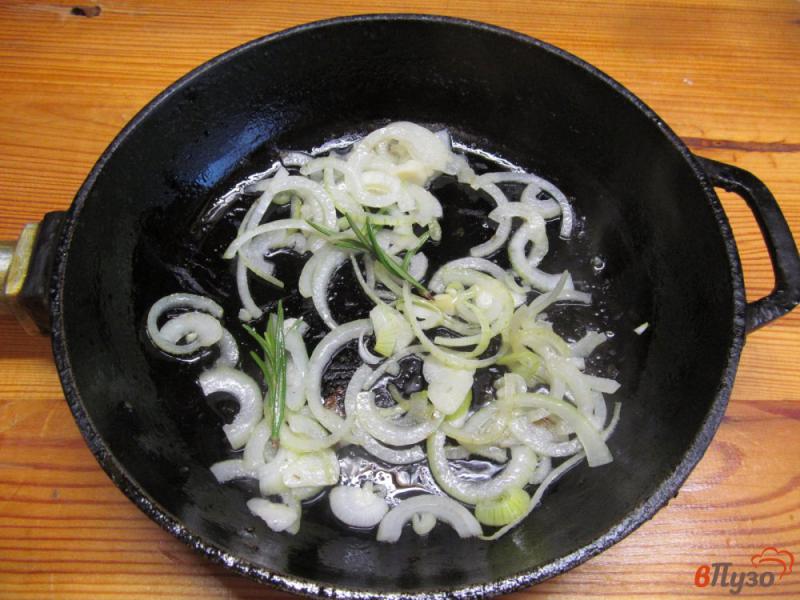 Фото приготовление рецепта: Лепешка с жареным луком и грибами шаг №10