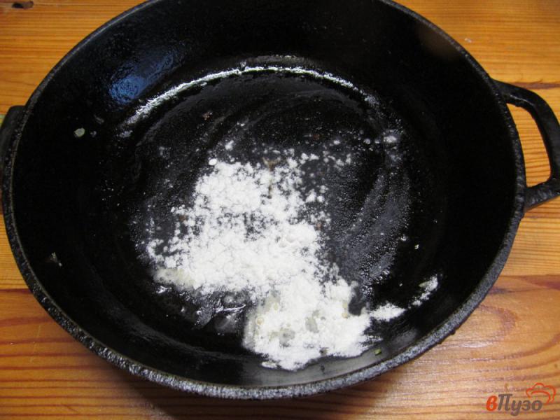 Фото приготовление рецепта: Лепешка с жареным луком и грибами шаг №11