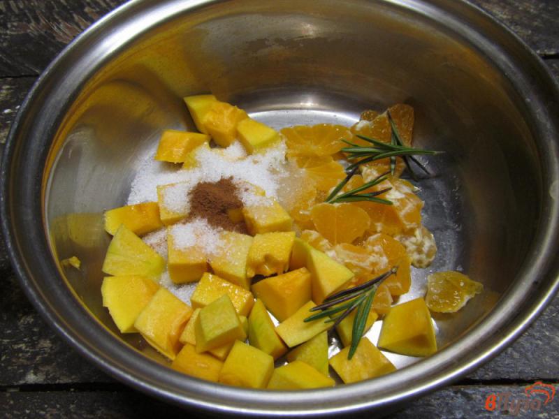 Фото приготовление рецепта: Пшенная каша с тыквой мандарином и черносливом шаг №2