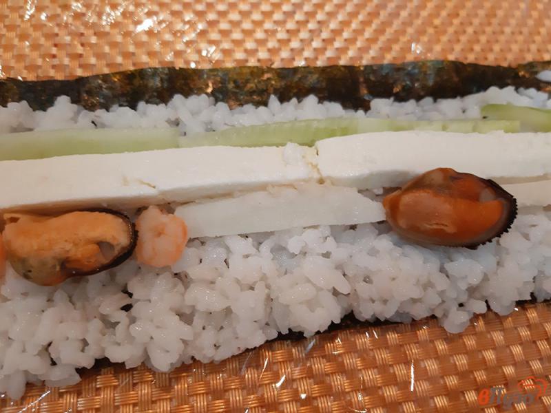 Фото приготовление рецепта: Суши с морепродуктами шаг №7