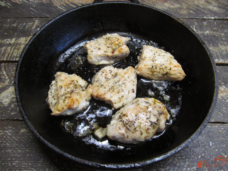 Фото приготовление рецепта: Макароны с грибами и свининой в сливочном соусе шаг №1