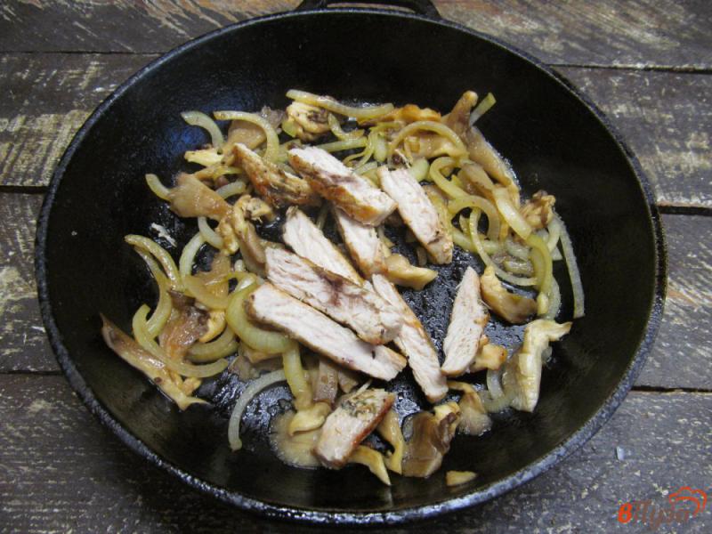 Фото приготовление рецепта: Макароны с грибами и свининой в сливочном соусе шаг №4