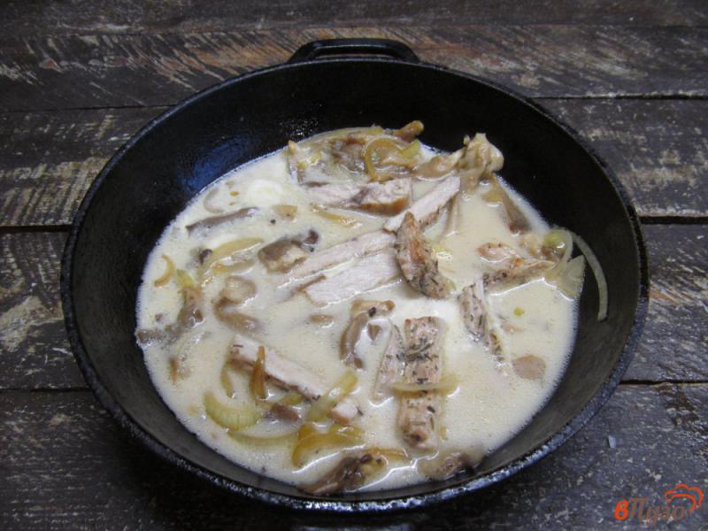 Фото приготовление рецепта: Макароны с грибами и свининой в сливочном соусе шаг №5