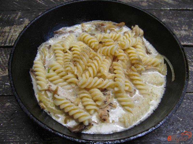 Фото приготовление рецепта: Макароны с грибами и свининой в сливочном соусе шаг №6