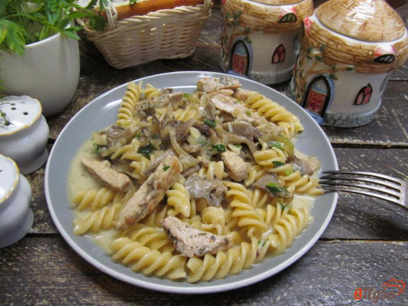 Фото приготовление рецепта: Макароны с грибами и свининой в сливочном соусе шаг №7