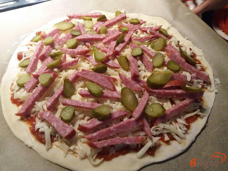 Фото приготовление рецепта: Пицца с салями шаг №9