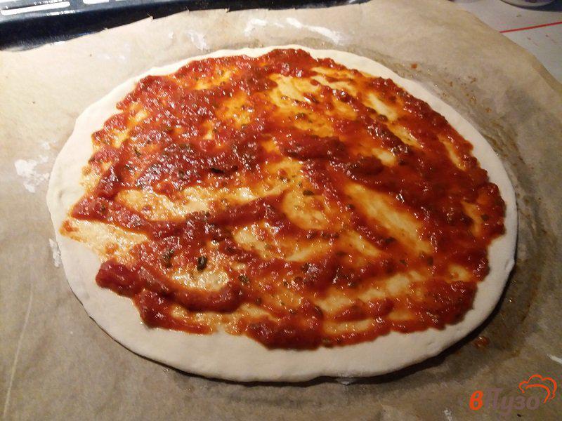 Фото приготовление рецепта: Пицца  с грибами шаг №8