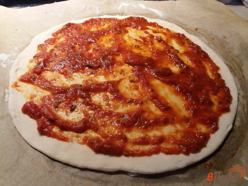 Фото приготовление рецепта: Домашняя пицца Ассорти шаг №6
