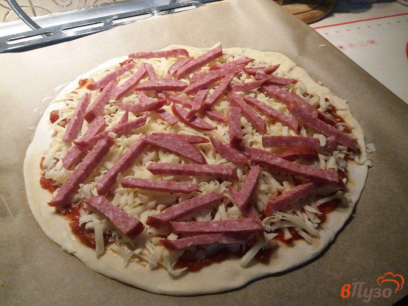 Фото приготовление рецепта: Домашняя пицца Ассорти шаг №8