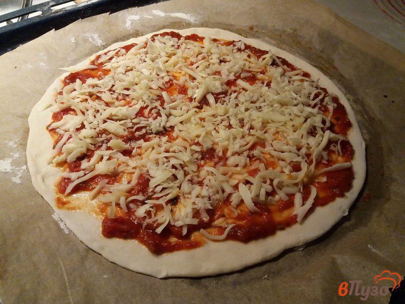 Фото приготовление рецепта: Домашняя пицца Ассорти шаг №7