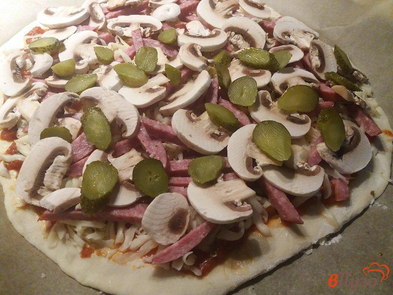 Фото приготовление рецепта: Домашняя пицца Ассорти шаг №10