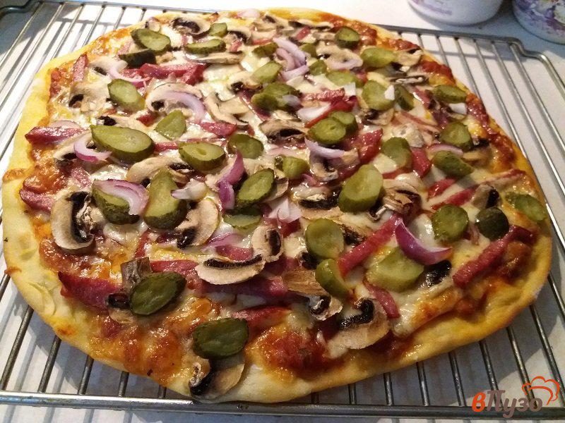 Фото приготовление рецепта: Домашняя пицца Ассорти шаг №11