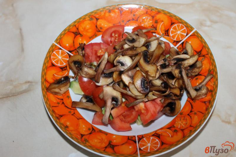 Фото приготовление рецепта: Салат из авокадо и грибов шаг №3