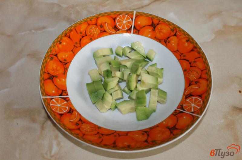 Фото приготовление рецепта: Салат из авокадо и грибов шаг №1