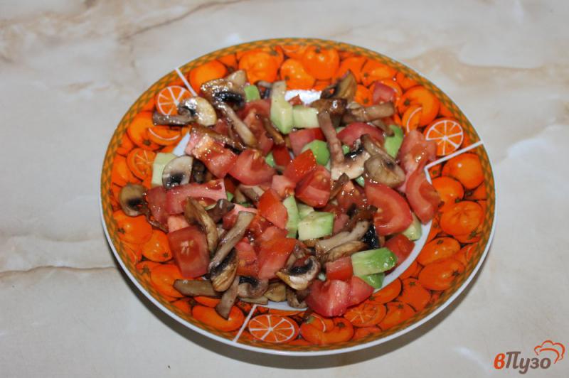 Фото приготовление рецепта: Салат из авокадо и грибов шаг №4