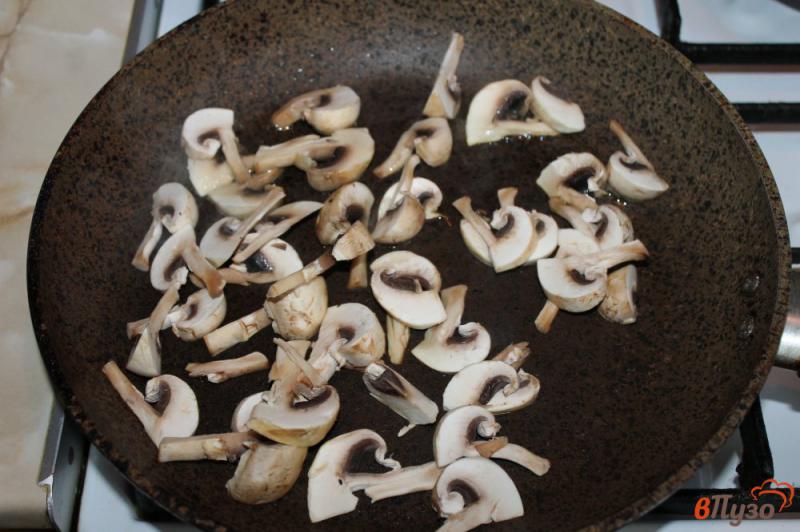 Фото приготовление рецепта: Салат из авокадо и грибов шаг №2
