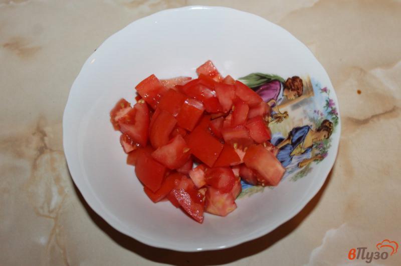 Фото приготовление рецепта: Салат из помидоров с маринованным луком и зеленью шаг №1