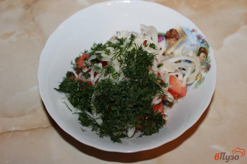 Фото приготовление рецепта: Салат из помидоров с маринованным луком и зеленью шаг №3