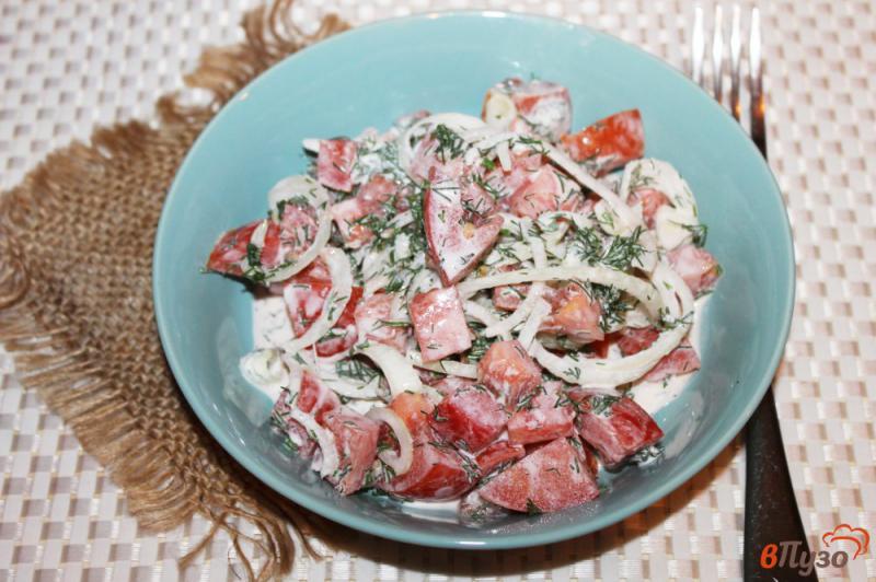 Фото приготовление рецепта: Салат из помидоров с маринованным луком и зеленью шаг №5