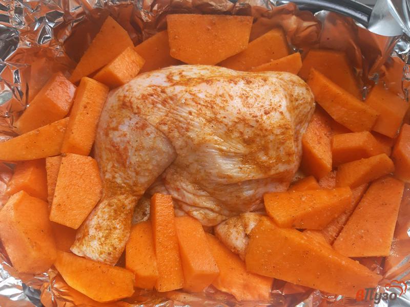 Фото приготовление рецепта: Запеченная курица с пряной тыквой шаг №5