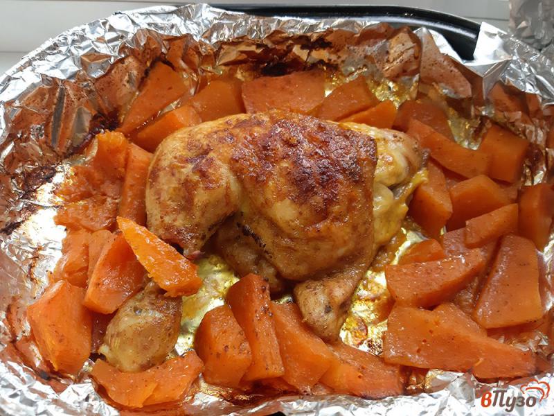 Фото приготовление рецепта: Запеченная курица с пряной тыквой шаг №6