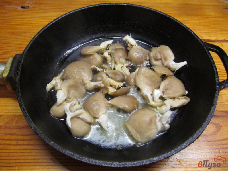 Фото приготовление рецепта: Грибной омлет со шпинатом грибами и сыром фета шаг №1