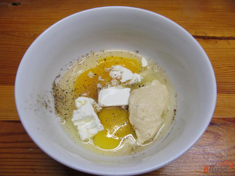 Фото приготовление рецепта: Грибной омлет со шпинатом грибами и сыром фета шаг №2