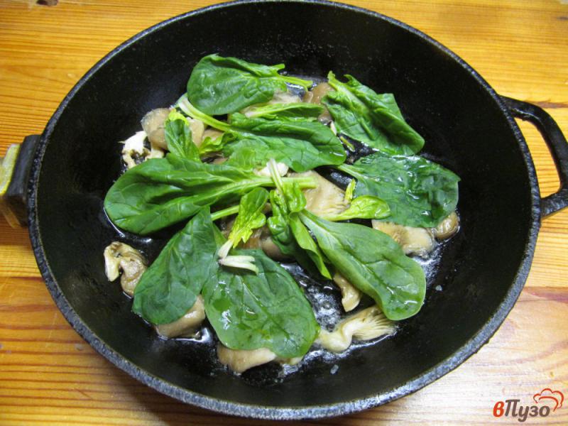 Фото приготовление рецепта: Грибной омлет со шпинатом грибами и сыром фета шаг №3