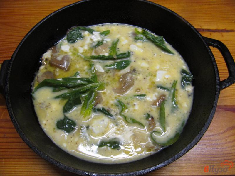 Фото приготовление рецепта: Грибной омлет со шпинатом грибами и сыром фета шаг №4