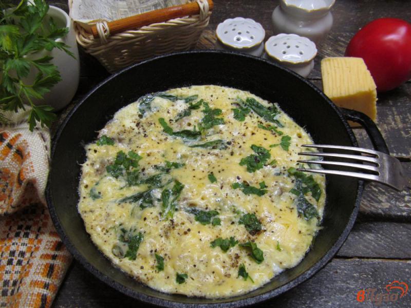 Фото приготовление рецепта: Грибной омлет со шпинатом грибами и сыром фета шаг №7