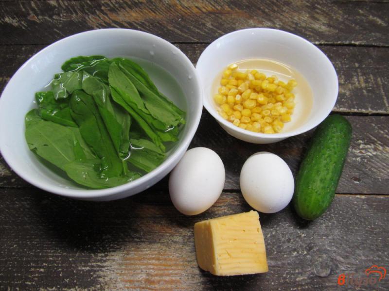 Фото приготовление рецепта: Салат из кукурузы и щавеля шаг №1