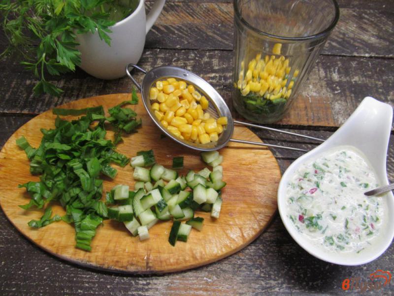 Фото приготовление рецепта: Салат из кукурузы и щавеля шаг №3