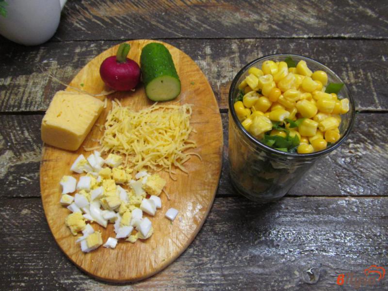 Фото приготовление рецепта: Салат из кукурузы и щавеля шаг №5